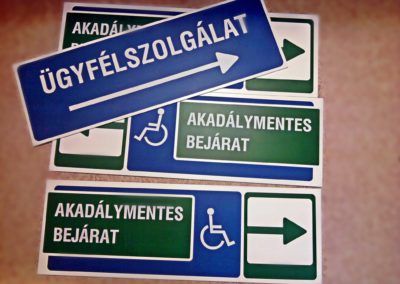 Fóliázott műanyag információs táblák