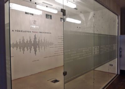 Homokfújt fólia dekoráció, fóliavágással készítve 3.