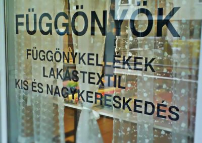 Üzletkirakat fóliavágással feliratozva