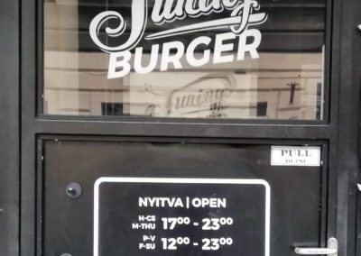Ajtó fóliavágással dekorálva